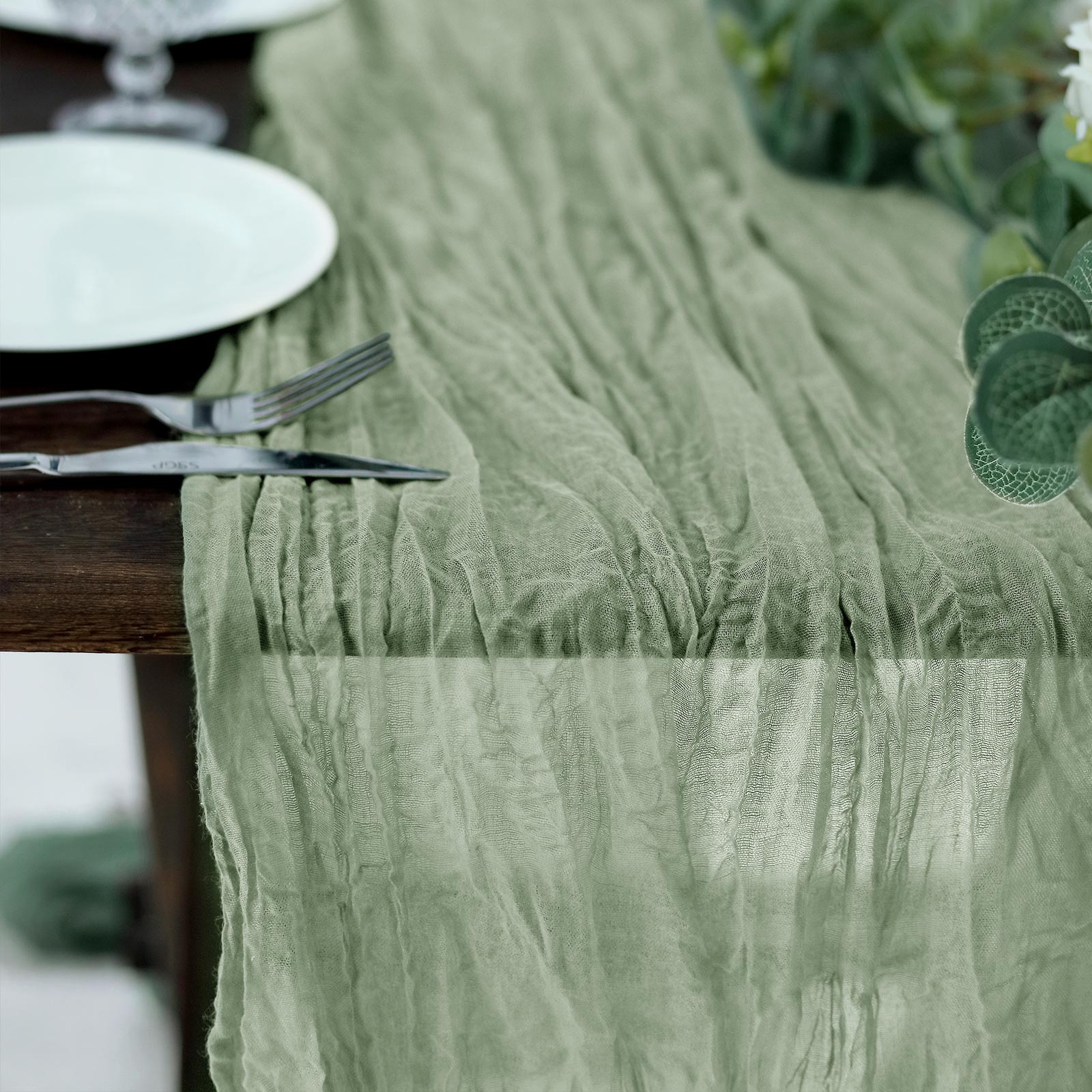 Tischläufer Musselin dusty green grün salbeigrün mieten | Verleih Hochzeit